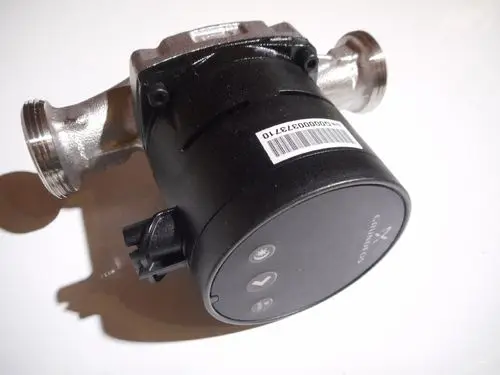 Umwälzpumpe von Remeha mit metallischen Anschlussnippeln und einem schwarzen Gehäuse, ausgestattet mit einem elektrischen Anschluss zur Steuerung.